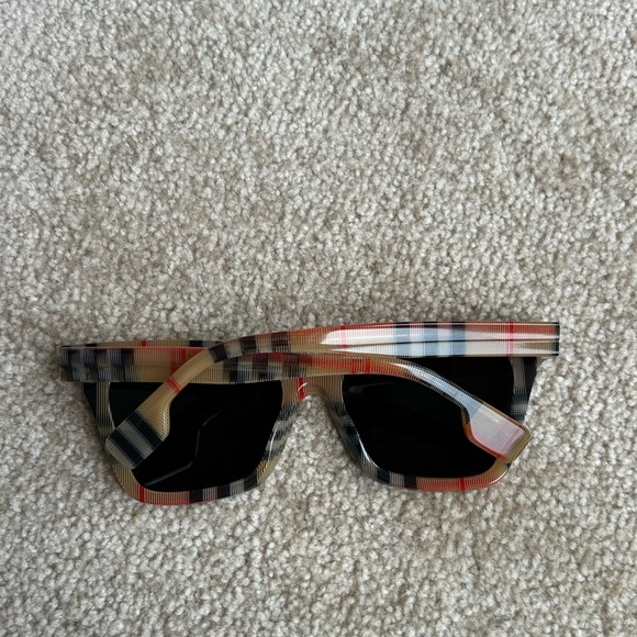 Burberry Elsa Vintage Plaid Sunglasses Black, tan & red w/ minor flaws on lens - Picture 8 of 12